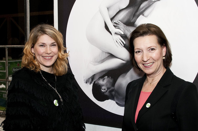 Die Künstlerin "Biggido" mit Ministerin Gabriele Heinisch-Hosek vor einem "Birgit-Doser-Foto". | Foto: Melanie Haefner