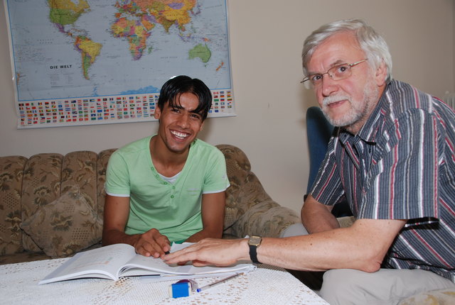 Josef Radinger schenkt Perspektiven. Hier mit Sayedaha Alokozai, den er unterrichtet. | Foto: Potmesil