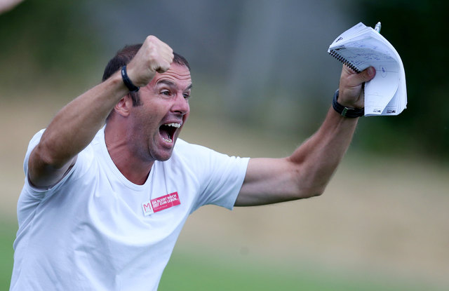 Tobelbad-Coach Mario Haas in Jubelpose: Sein Team ist gut in die Saison gestartet.
