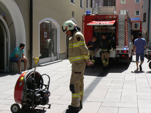 Das Gebäude in der Wopfnerstraße wurde mit Spezialgeräten belüftet.
