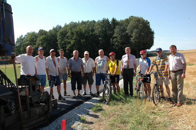 Die Mitarbeiter der Firma Swietelsky Franz Göschl, Christian Schabauer, Paul Walter, Gerhard Vappetic, Ing. Walter Maurer von der Abteilung Güterwege, Franz Berger, Erwin Pischinger mit Ortsvorsteher von Großhaslau Leopold Reitterer, Bürgermeister Herbert Prinz, die Radfahrer Mathias Reitterer und Josef Preiss sowie Stadtrat Erwin Engelmayr (v.l.n.r.) beim Lokalaugenschein vor Ort. | Foto: Stadtgemeinde Zwettl
