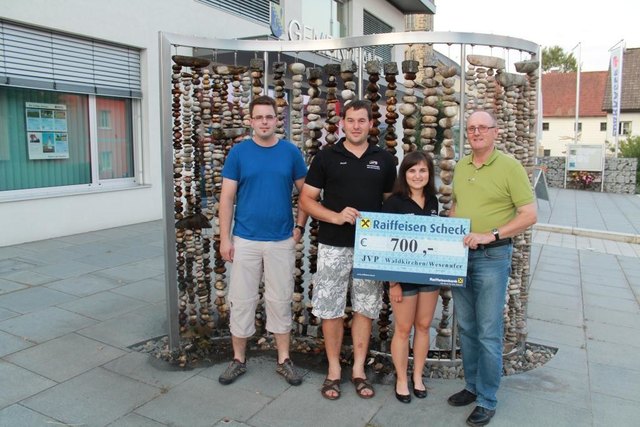 Spendenübergabe: Stephan Reitinger, Obmann Michael Mühlböck, Manuela Sageder-Leirich und Bürgermeister Herbert Strasser. | Foto: Gemeinde