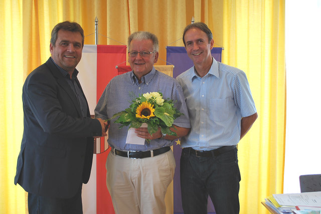 Bürgermeister Paul Mahr (l.) und Amtsleiter Mario Pichler (r.) bedankten sich bei Helmut Schatzl (Mitte) für die jahrelange Mitarbeit. In Anerkennung seiner besonderen Leistungen und Verdienste um die Stadtgemeinde Marchtrenk wird Mahr einen Ehrenring der Stadtgemeinde für Schatzl beantragen. | Foto: Privat