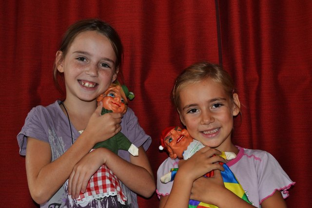 Katharina (li) und Johanna freuten sich auf die Kasperlaufführung.