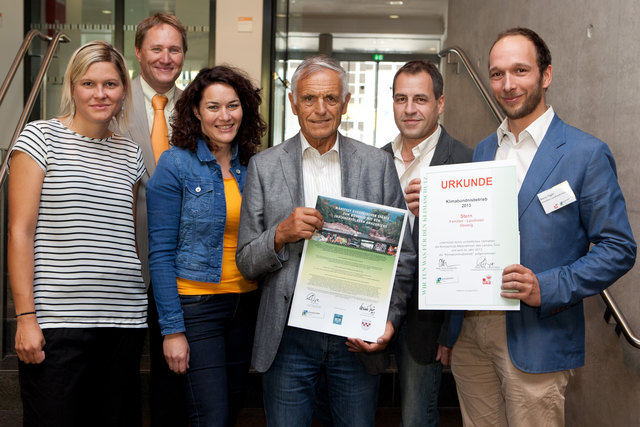 Obfrau und Klimaschutzreferentin LHStv Ingrid Felipe, Landes-Klimaschutzkoordinator Ekkehard Allinger-Csollich und Geschäftsführerin Anna Schwerzler heißen Bürgermeister Hermann Föger und Gemeinderat Peter Föger aus Zirl sowie René Föger (Familien-Landhotel Stern) im Klimabündnis willkommen. | Foto: Foto: Klimabündnis Tirol