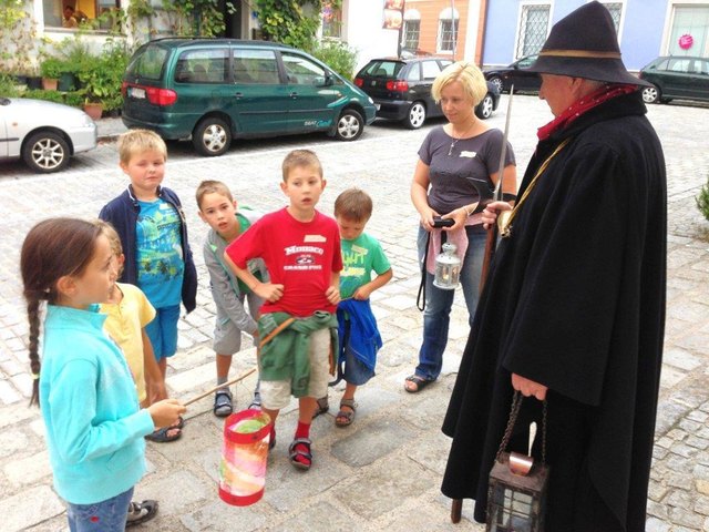 Nachtwächter Josef Stummer erklärt den Jugendlichen die historisch interessanten Plätze im Donaumarkt Mauthausen | Foto: Johann Wörnhörer