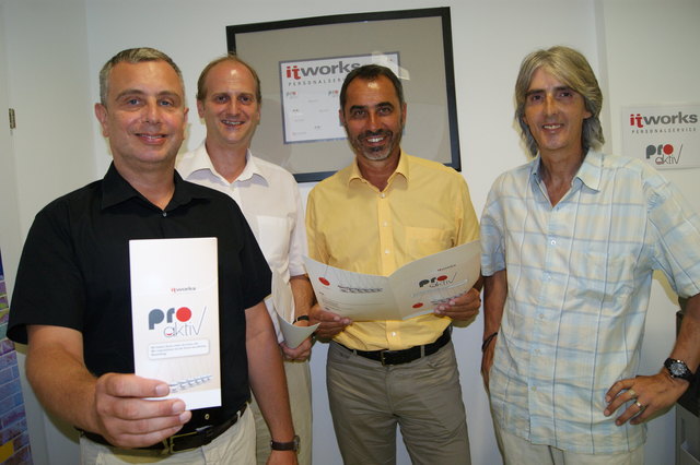 Uwe Schmidt (li.), proaktiv-Projektleiter, mit Mitarbeitern Thomas Steiner (2. v. li.) und Kurt Sandmair (re.) sowie dem Steyrer AMS-Chef Hubert Heindl (2. v. re.).