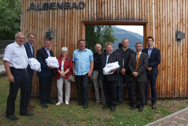 Die ersten Probanden übernahmen ihre Bademäntel. LR Bernhard Tilg (3. v. l.) und Bgm. Thomas Lutz (4. v. r.) zeigten sich erfreut.