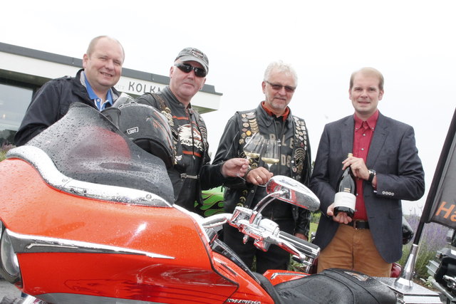 Gerhard Kolkmann mit den Harley Fahrern die zur Stärkung in Fels/Wagram einkehrten.