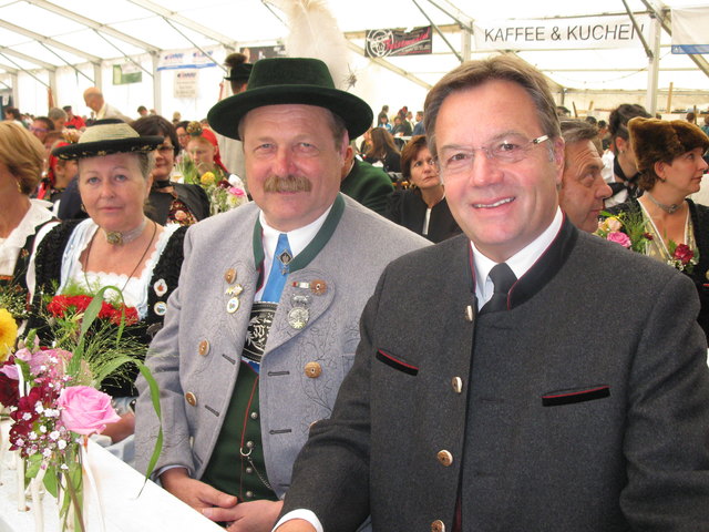 Anneliese und Walter Weinzierl vom Bayrischen Landestrachtenverband mit LH Günther Platter.