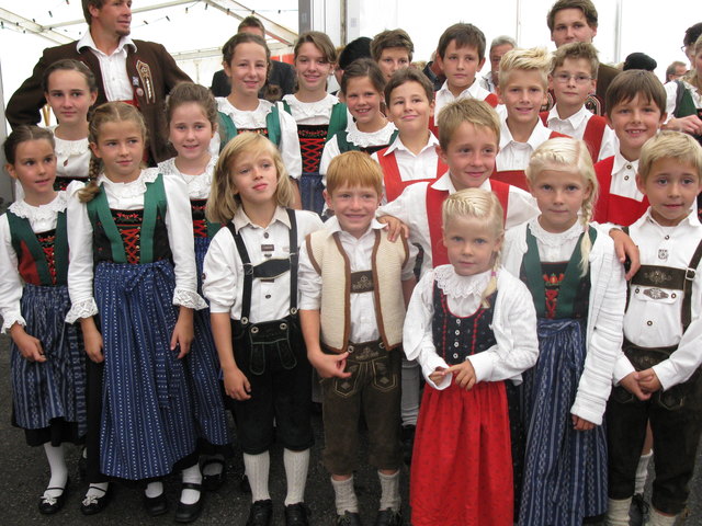 Groß und klein waren auf den Beinen, um beim großen Landestrachtenfest in Pfunds dabei zu sein.