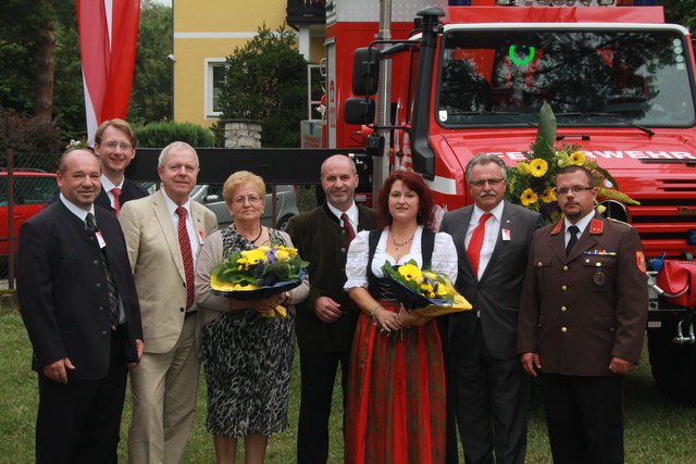 (von links nach rechts) Bezirkshauptmann Dr. Heinz Zimpl, Mag. Gottfried Forsthuber, Bürgermeister Johann Miedl, MTF-Patin Annemarie Koumar, LtAbg. Josef Balber, VF-Patin Karin Hellmig, LtAbg. Franz Gartner und Kommandant OBI Torsten Hellmig