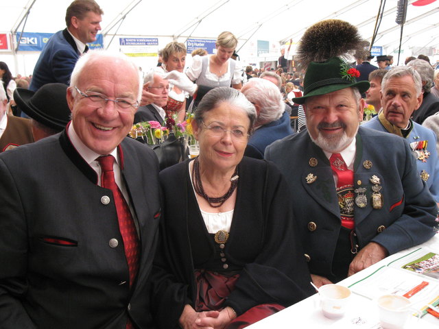 Herwig und Luise van Staa mit Max Bertl vom Bayrischen Landestrachtenverband.