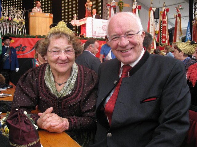 Herwig van Staa mit Goldhaubenträgerin Hedwig Schübl vom Trachtenverein Neuhofen an der Krems in Oberösterreich.
