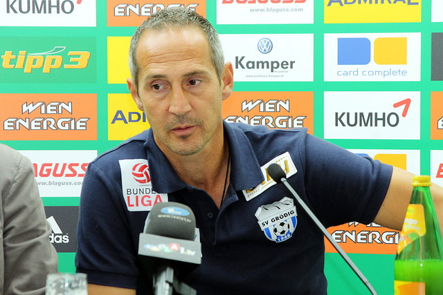 Grödig-Trainer Adi Hütter kann mit seiner Mannschaft zufrieden sein. | Foto: Sina