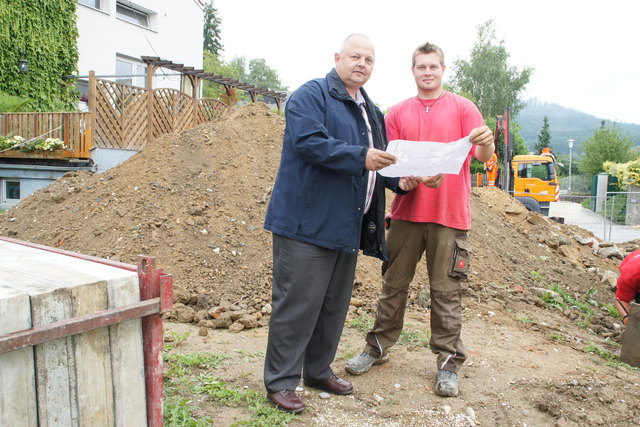 Firmenchef Friedrich Andexlinger und Stefan Migutsch von der Firma Resch bei einer Baustellenbesprechung.
