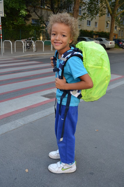 Vor dem ersten Schultag übt der sechsjährige Felix Tesar den richtigen Weg. | Foto: Ehrenberger