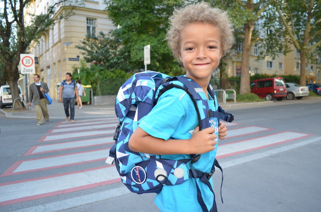 Taferlklassler Felix übt schon den richtigen Weg zu seiner Schule.