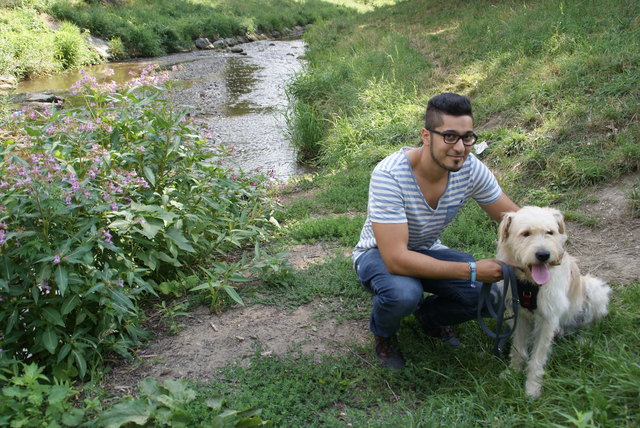 Das Gespräch mit Tarik Darwish fand entlang der Liesing in Begleitung von Hund Gandalf statt.