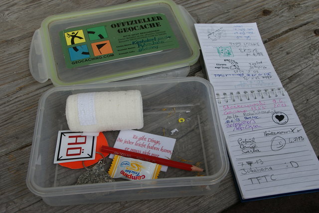 Der "Schatz" hier in einer Plastikbox. Mit Bleistift und Logbuch zum Eintragen.