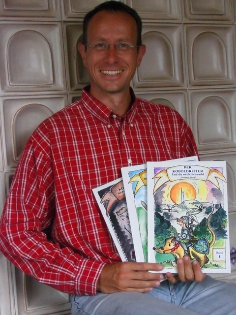 Johannes Streibl mit seinen "Koboldritter"-Büchern, die er urspünglich für seinen Sohn geschrieben hatte. | Foto: Streibl