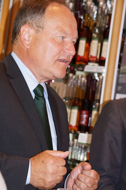 "Die Kampagne gibt uns einen guten Grund, über Leistungen zu reden, die sonst nicht im Mittelpunkt stehen", erklärt der Präsident der Landwirtschaftskammer NÖ Hermann Schultes die Idee hinter der Kampagne "Die Landwirtschafft's". | Foto: Cornelia Grobner