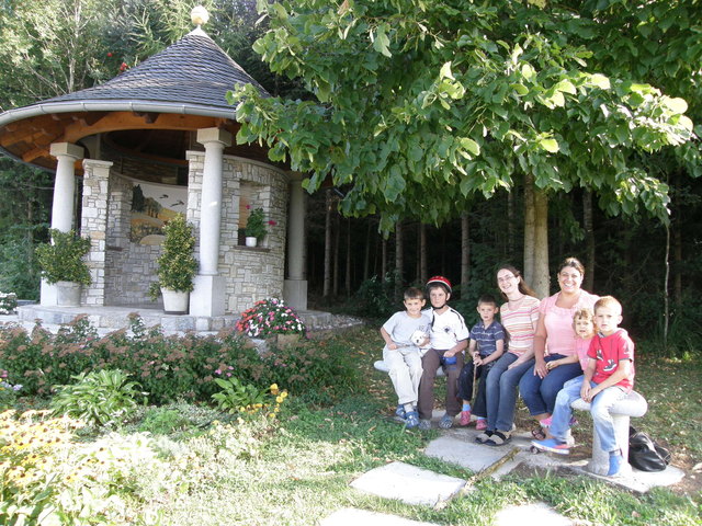 Richtig einladend sind die neuen Granitbänke bei der Waldkapelle. Kinder: Christian, Martin, Stefan, Lea, Lukas mit ihren Müttern Andrea und Daniely. | Foto: Privat