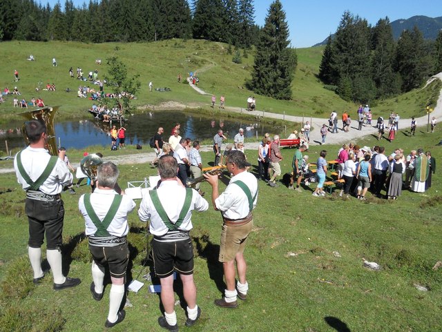 Mit einer musikalisch umrahmten Bergmesse beginnt am Sonntag, 8. September um 11 Uhr beim Fischteich neben der Angerlalm die musikalische Almwanderung über Erpfendorf