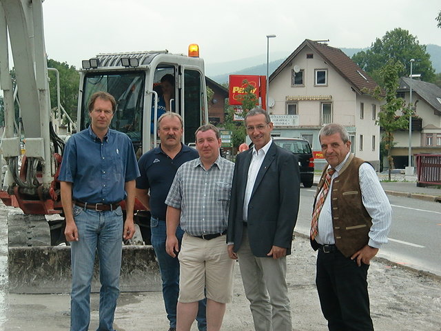 Referatsleiter Werner David, Bauaufsicht: Blasius Lanner, Bauleiter Thomas Mayrhuber, Bürgermeister Gerhard Anzengruber und der Leiter des städtischen Wirtschaftshofes, Johann Schweitl. | Foto: Stadtgemeinde
