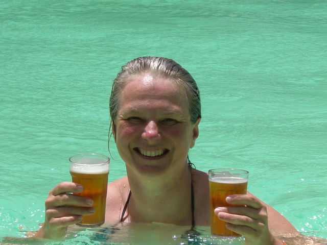 Liebe ist....für die Freundin mit Bier durch den Pool schwimmen :-)