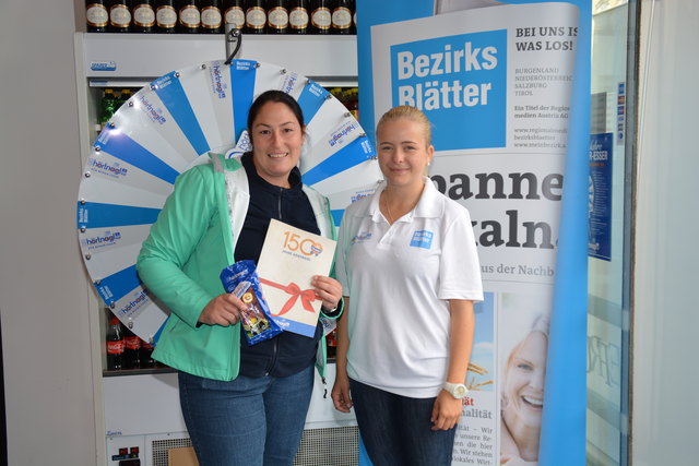 Sonja Peintner aus Innsbruck mit Ihrem Hörtnaglgewinn, der Jubiläumsbroschüre und Promotiongirl Vera
