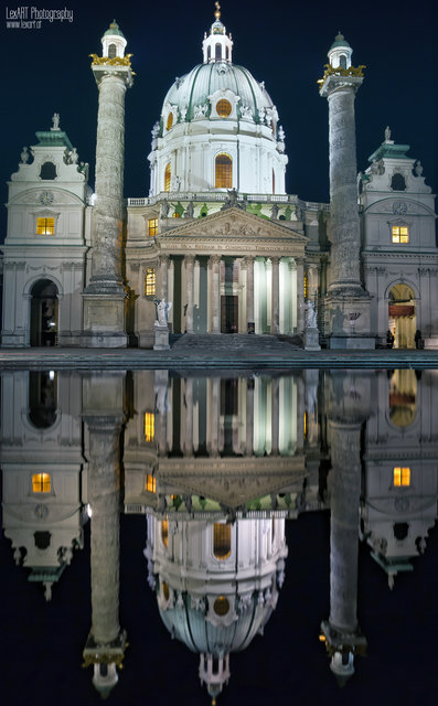Karlskriche mit Wasserspiegelung in einer Sommernacht