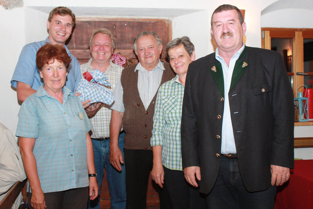 v.l.n.r.: Maria Wimmer (vorne), Werner Gmailbauer, Wolfgang Reindl, Felix Peer, Anneliese Frandl,
Bgm. Christian Kager | Foto: Pressedienst Seelentium Agentur ReiWo