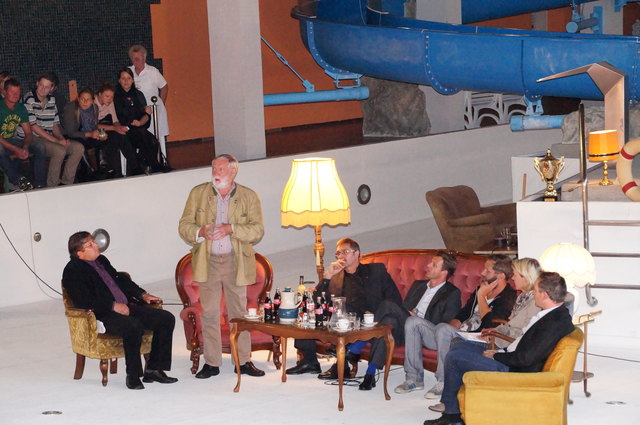 Diskussionsrunde zu den Bedenken rund um die "Vollpension" im Alpbacher Hallenbad.