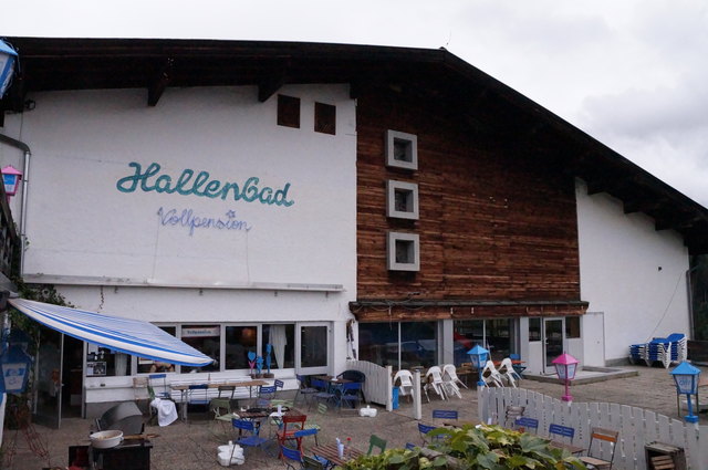 20 Senioren helfen beim Café Vollpension im Hallenbad mit, davon sind fünf aus Alpbach.