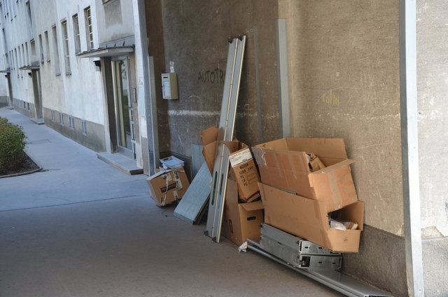 Vergessenes Gerümpel liegt wochenlang im Hof | Foto: Gerhard Krause