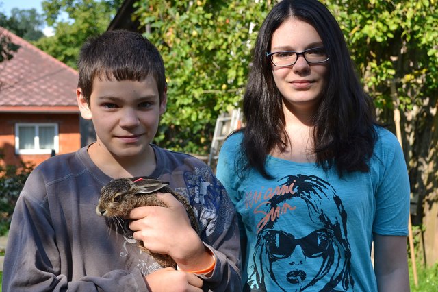 André und Isabella Krenn freuen sich, dass der Hase zugenommen hat und inzwischen selbstständig frisst.