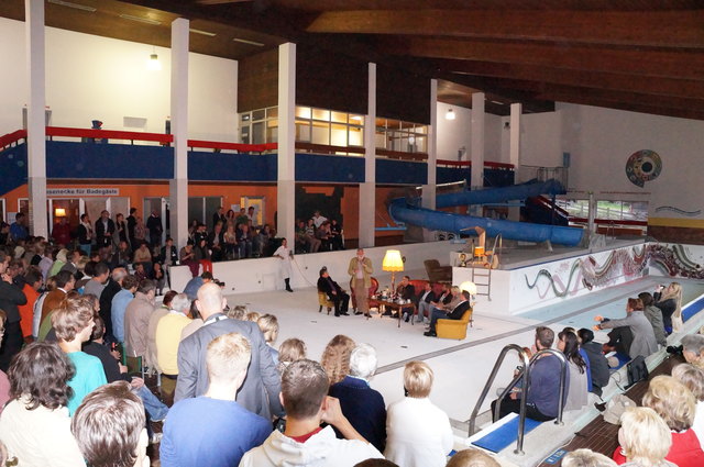 Bei der Diskussionsrunde im Hallenbad waren über 100 Zuschauer anwesend.