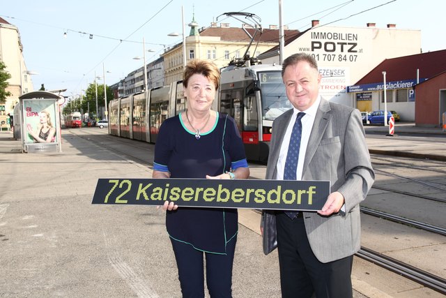 Mehr Öffis für Simmering: Bezirkschefin Renate Angerer und Wiener-Linien Geschäftsführer Eduard Winter freuen sich über die neue Bim. | Foto: Wiener Linien