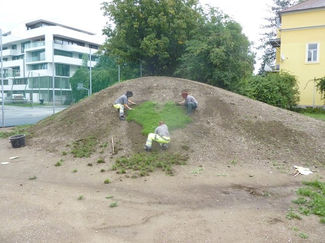 Das gesamte Gras vom grünen Herz von Graz wurde ausgegraben? um dann wieder neues Gras zu säen...

Das erste Hoch auf die Garten- und Ökostadt Graz