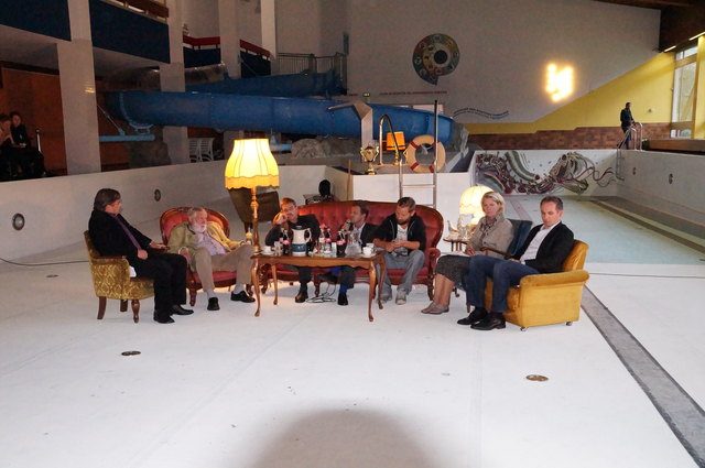 Bei der Diskussionsrunde anwesend (v.l.): GR Andreas Jost (Alpbacher Liste), Franz Fischler (Präsident des Forum Alpbach), Bürgermeister Markus Bischofer (Offene Liste Alpbach), Moderator Michael Fleischhacker, Vollpension-Initiator Michael Lanner, Brigitte Mayer (Initiative Pro Hallenbad), und Gastronom Frank Kostner.