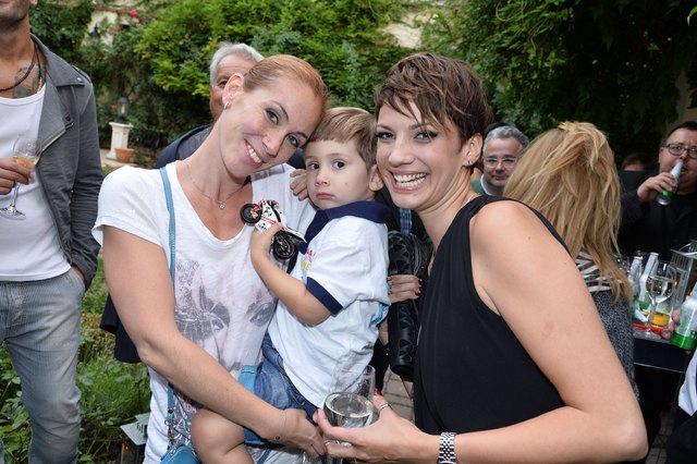 Adriana Zartl und ihr Sohn Luca beglückwünschen Felicitas Matern | Foto: Christian Jobst