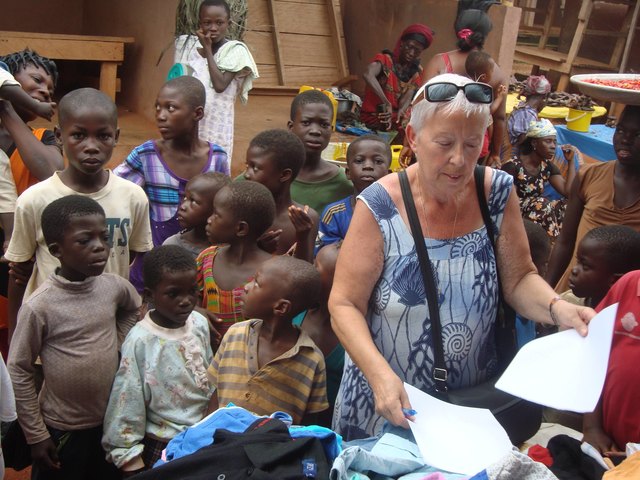 Elisabeth Cerwenka bei der Verteilung von Kleidern und anderen Utensilien an die Kinder von Ntronang. | Foto: Privat