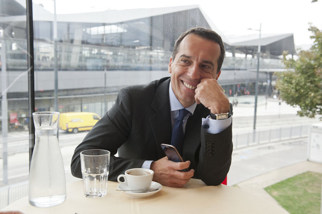 ÖBB-Chef Christian Kern im Interview vor der Kulisse des neuen Hauptbahnhofs in Wien. | Foto: Jantzen
