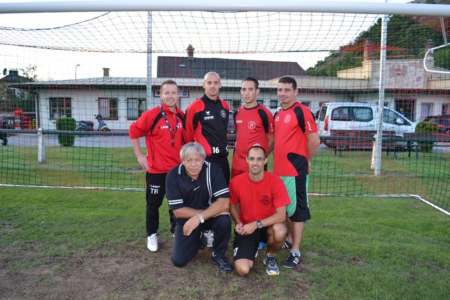 hinten v.l.n.r.: Markus und Stefan Owesny, Philip Meran und Peter Stojkoff; vorne: Hermann Uhlig (li) und Jugendleiter Bernd Kümmerl.