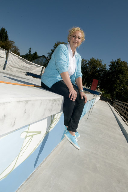 Probesitzen: Baustadträtin Claudia Schmidt testet den neuen Überfuhrsteg.