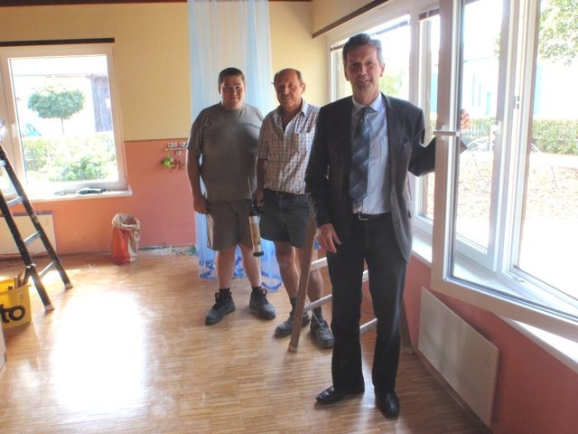 Bgm. Fritz Quirgst, der sich selbst von den durchgeführten Arbeiten überzeugt, mit den Arbeitern der Firma Cocon. | Foto: privat