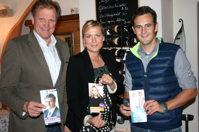 LAbg. Erwin Dirnberger mit den ÖVP-Jugendkandidaten Carina Sonnberger und Lukas Schnitzer beim Pressegespräch im Ligister Krämerwirt.