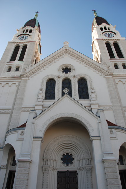 Die Pfarrkirche Neusimmering am Enkplatz.