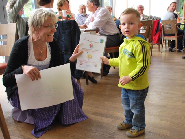 Der Gewinner des Malwettbewerbes Xaver mit Eva Fuchs. | Foto: Feltrini
